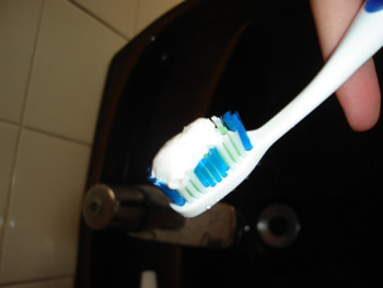 Escovando os Dentes sem Pasta Dental