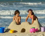 Crianças brincando na praia de castelo de areia