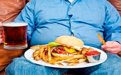 Homem Obeso se Alimentando 